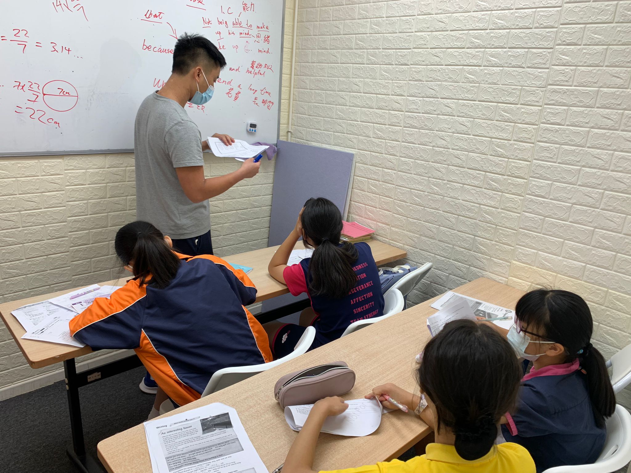 補習社-荃灣功課補習班-Dr. Bear 狀元熊功課,溫習班一條龍提供靜心的學習環境，讓學生可以專心溫習功課。我們鼓勵學生每天保持一定的學習時間，並提供必要的指導和輔助，確保他們掌握學習重點和提前準備好考試。